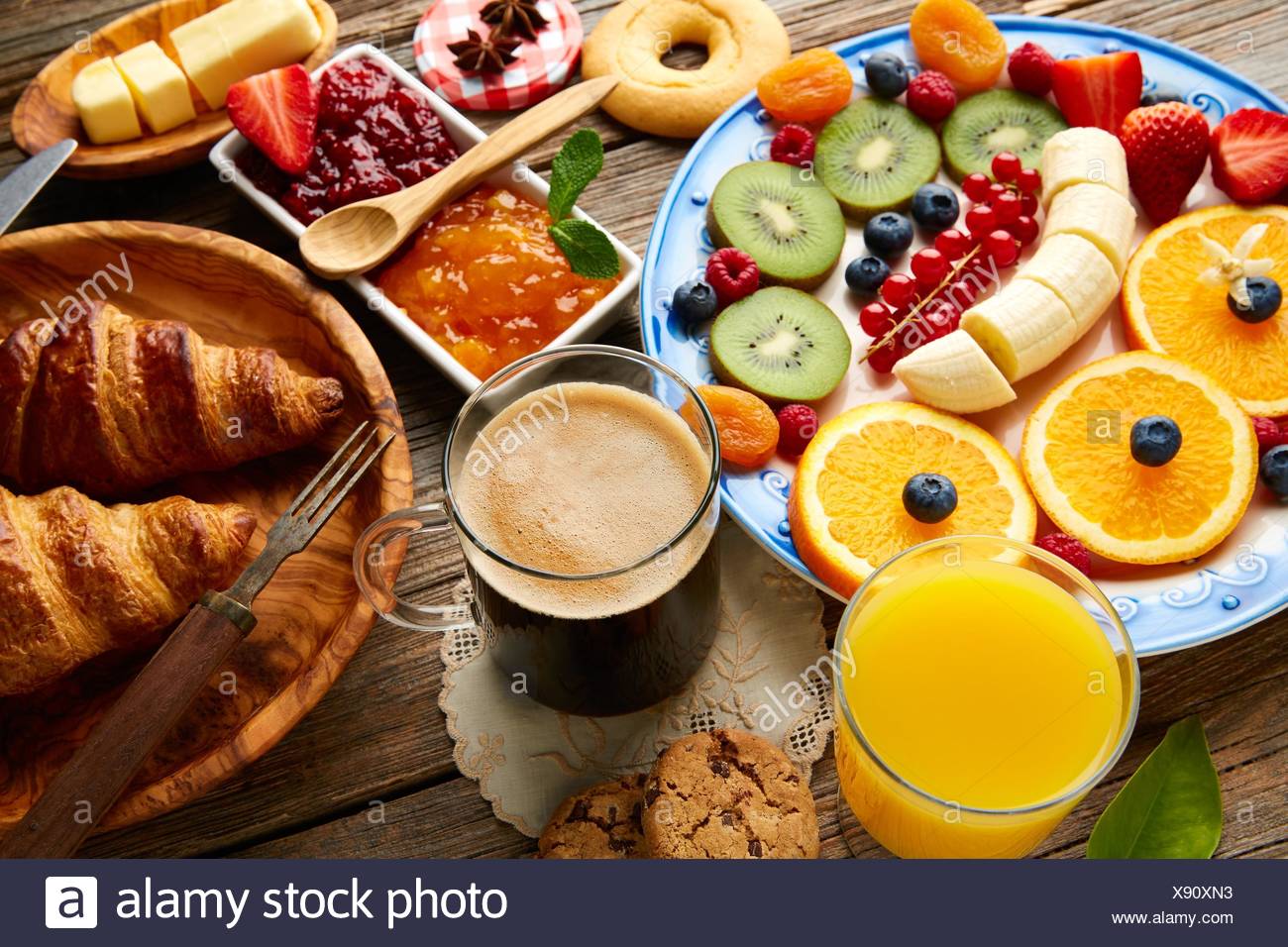 La Colazione A Buffet Continentale Sana Caffe Succo Di Arancia Insalata Di Frutta E Croissant Foto Stock Alamy