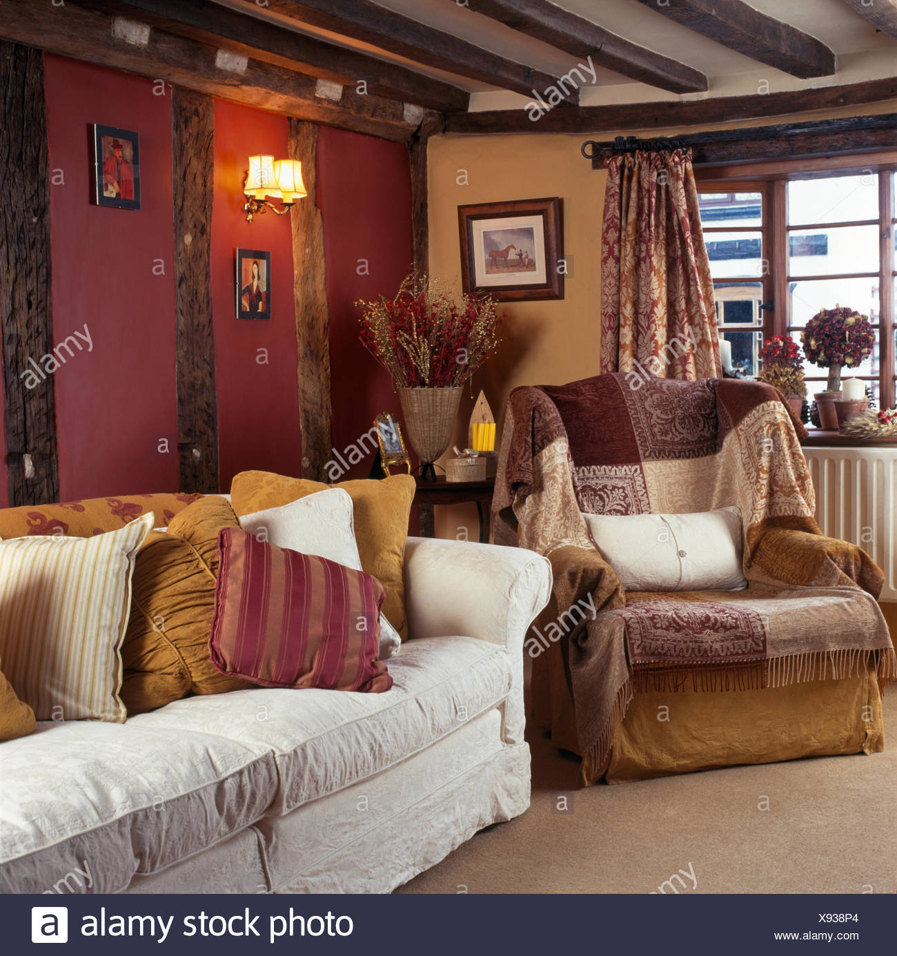 Patchwork Marrone Buttare Sulla Poltrona In Cottage Accogliente Soggiorno Con Color Terra Cuscini Su Un Divano Bianco Foto Stock Alamy