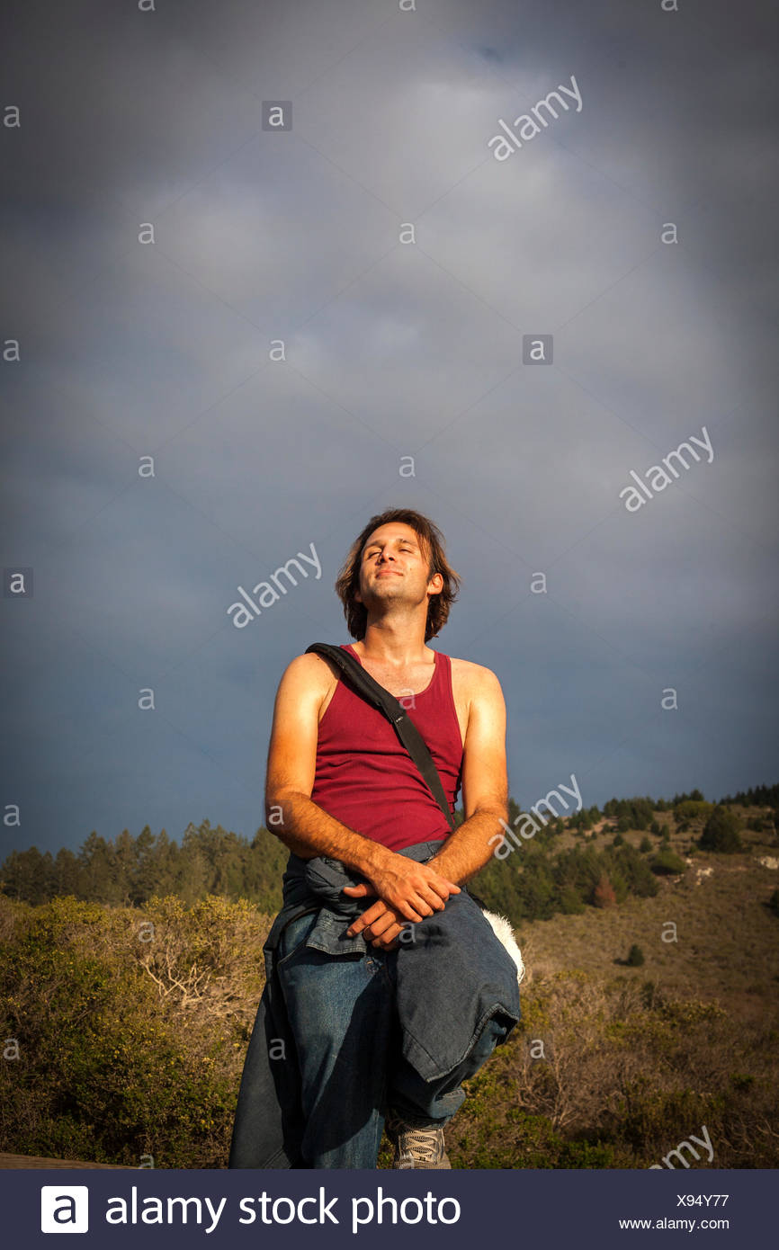 Uomo che guarda il cielo, Muir Woods, CALIFORNIA, STATI UNITI D'AMERICA Foto Stock