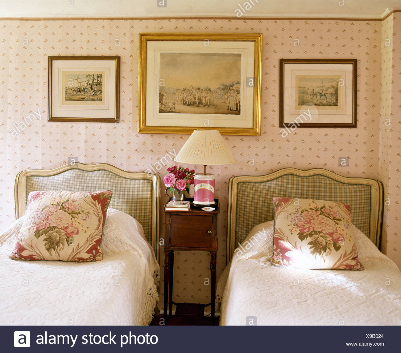 https www alamy it foto sopra imbottiti letti singoli con rose cuscini modellato e coperchi di colore bianco in cottage camera da letto con carta da parati rosa image281139324 html