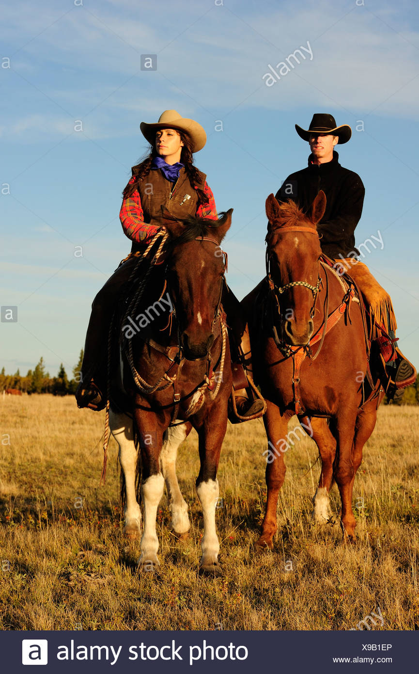 Cowboy e cowgirl cavalli, guardando in lontananza, Saskatchewan, Canada, America del Nord Foto Stock