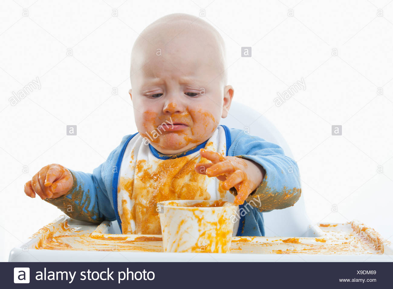 Baby Boy 6 11 Mesi Con Cibo Per Neonati E Pianto Foto Stock Alamy