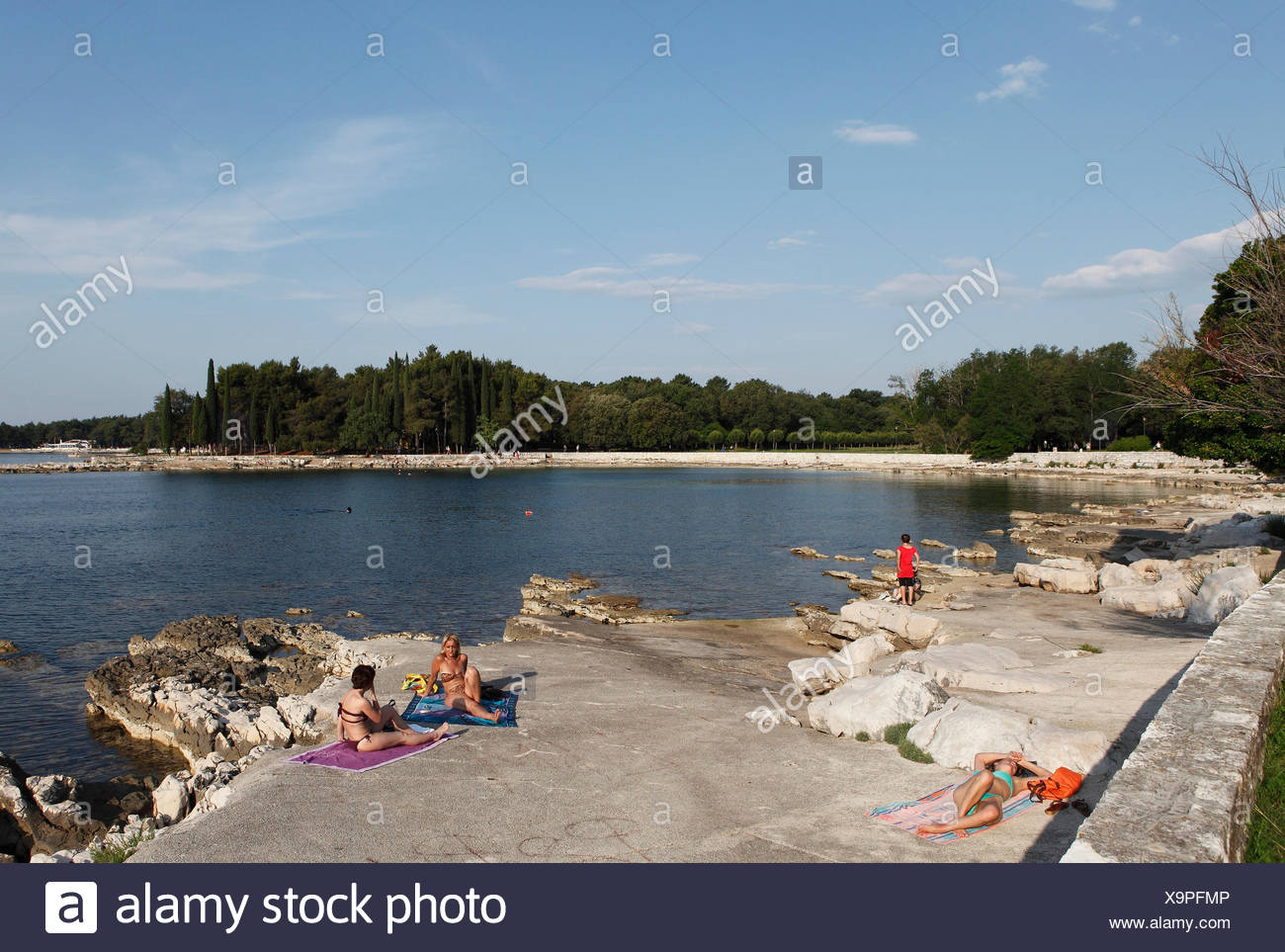 Persone Che Giace Sulla Spiaggia Rocciosa Bay In