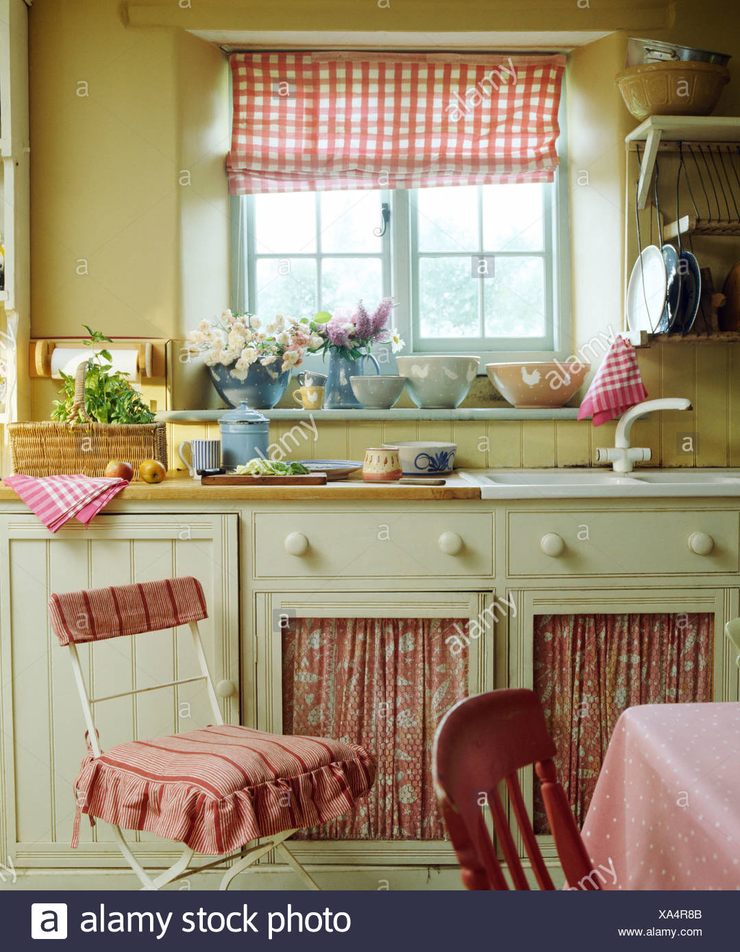 Tende Finestra Cucina Sopra Lavello.Rosso Cieco Controllato Sulla Finestra Sopra Il Lavabo In Unita Montate Con Red Tende Bianche In Cucina Cottage Foto Stock Alamy