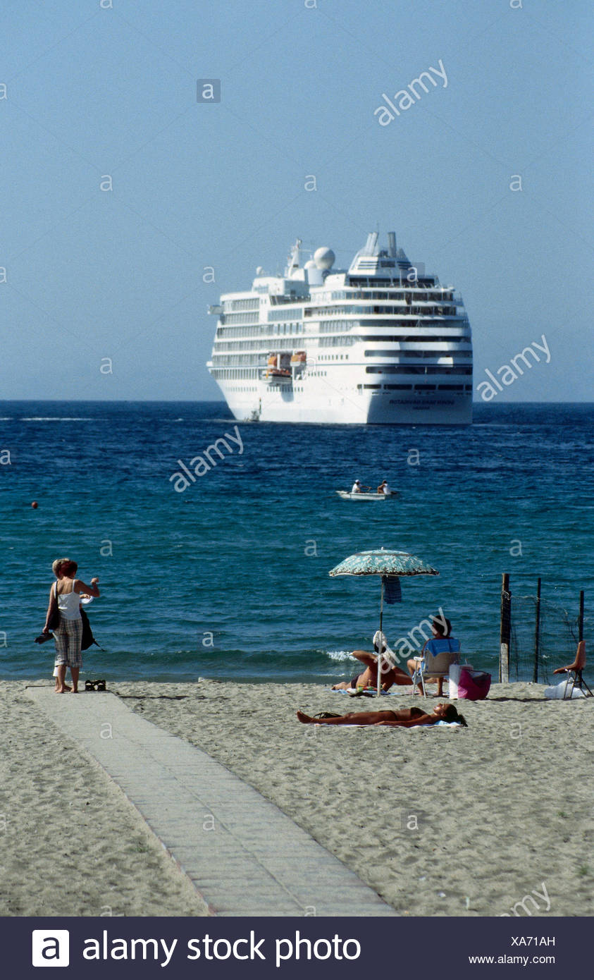 La Nave Di Crociera Ormeggiate Vicino Spiaggia Giardini