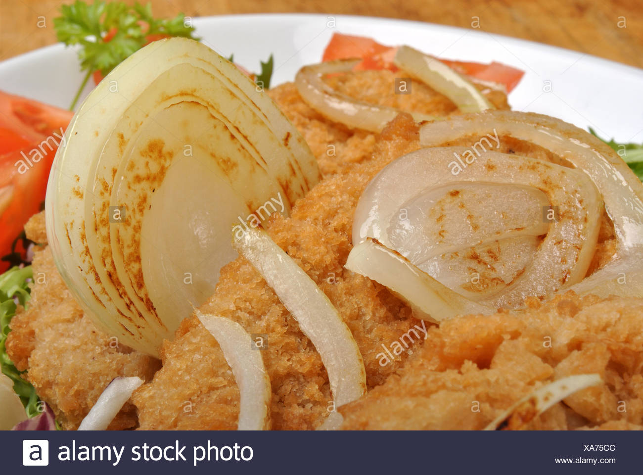 Pesce Impanati Bistecca Con Cipolla Alla Griglia Su Una Piastra Foto Stock Alamy
