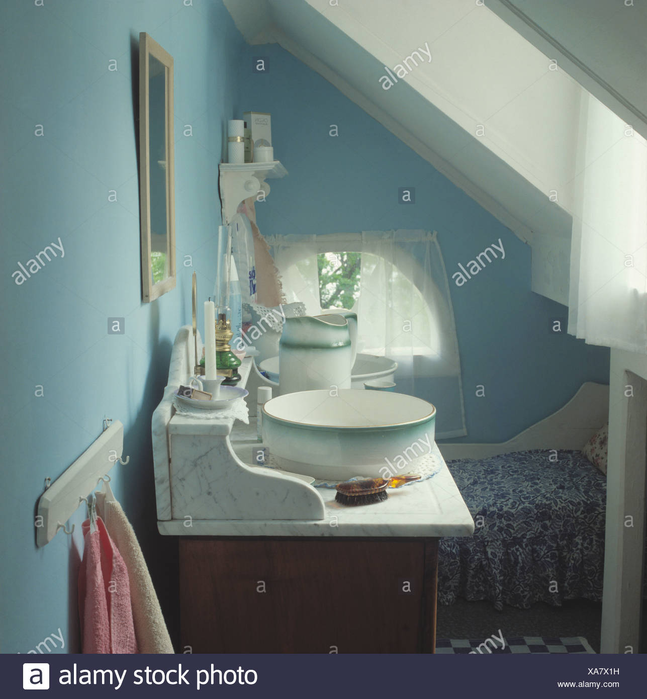 Antico Lavabo In Marmo E Una Ciotola In Blu Bagno Soffitta Foto