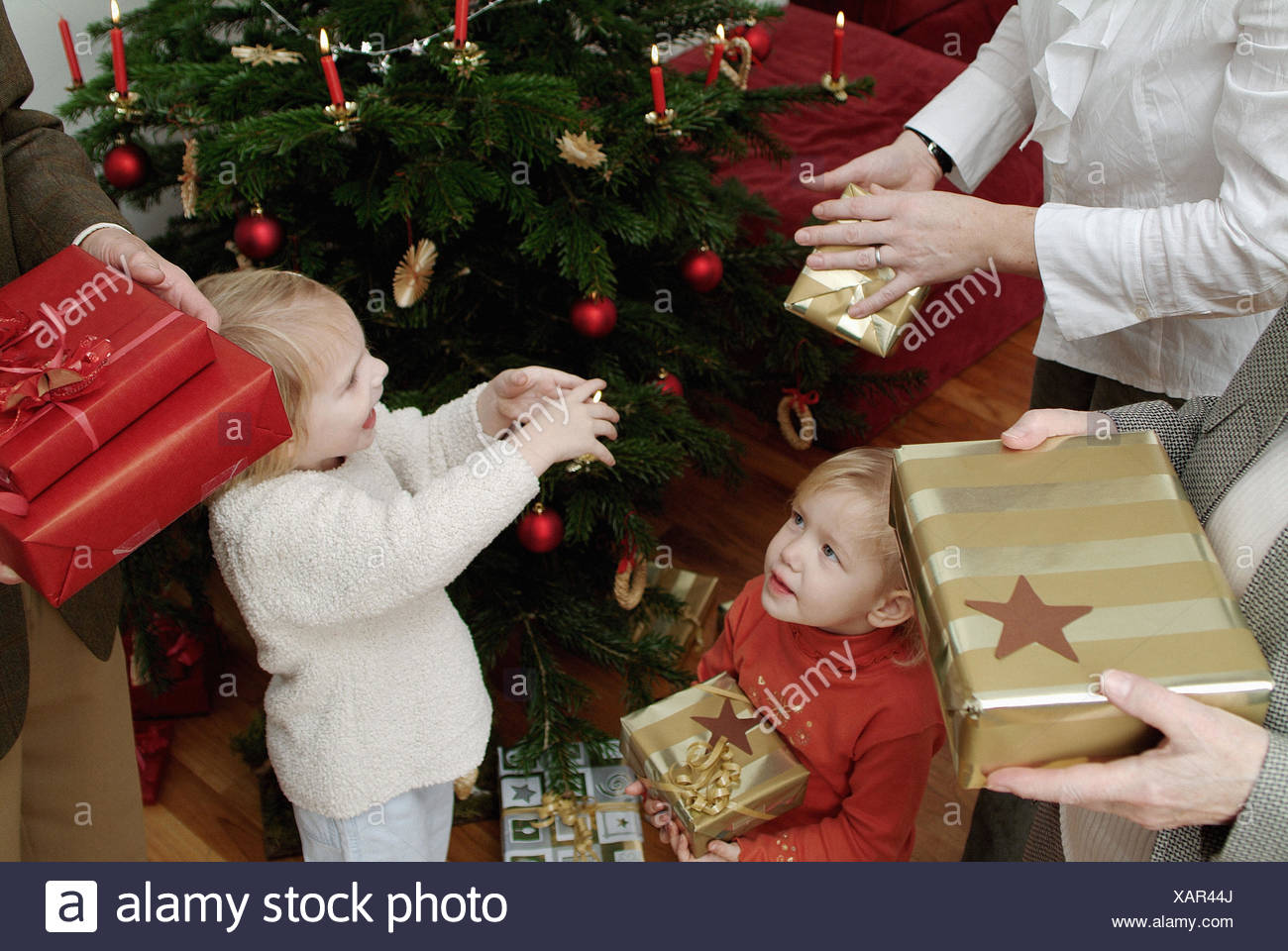 Regali Di Natale Neonati.Albero Di Natale Famiglia Presenta Attesa Dettaglio Genitori Nonna Bambini Controllate Ragazze Due Neonati Natale La