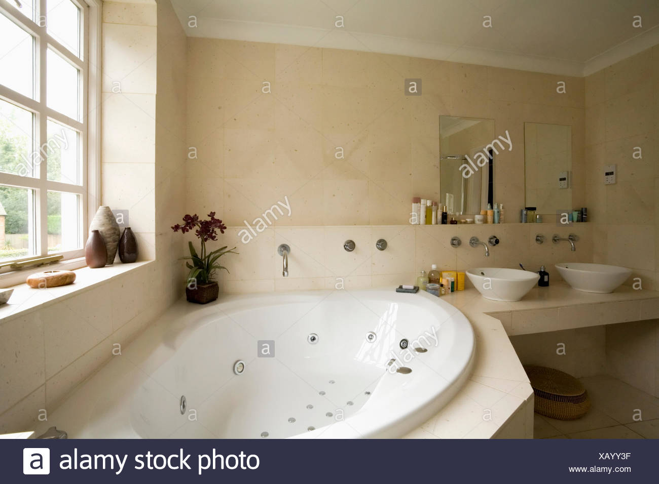 Vasca idromassaggio ad angolo vasca sottostante finestra nel bagno ... Bagno moderno con vasca