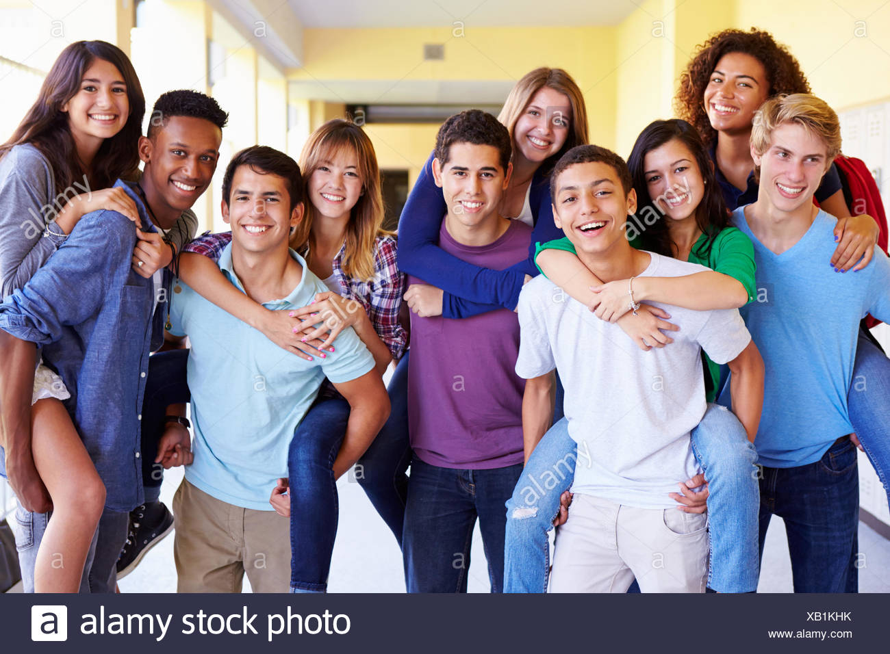 Un Gruppo Di Studenti Di Scuola Superiore Dando Piggyback In Corridoio Foto Stock Alamy