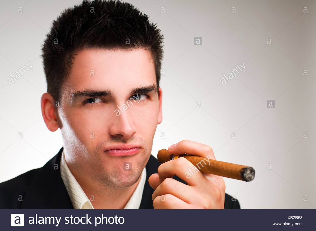 Il Sigaro Fumatore Odore Di Fumo Uomo Fumare Sigaro Ridere Risate Ridere Twit Risatina Sorriso Sorridente Risate Laughingly Sorridendo Sorrisi Foto Stock Alamy