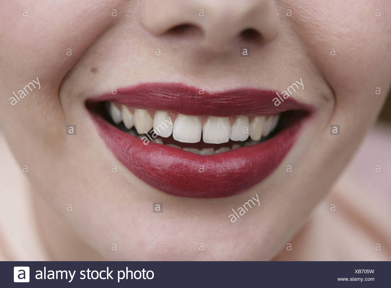 Un Incontro Ravvicinato Con Un Ampio Sorriso Di Una Donna Foto Stock Alamy