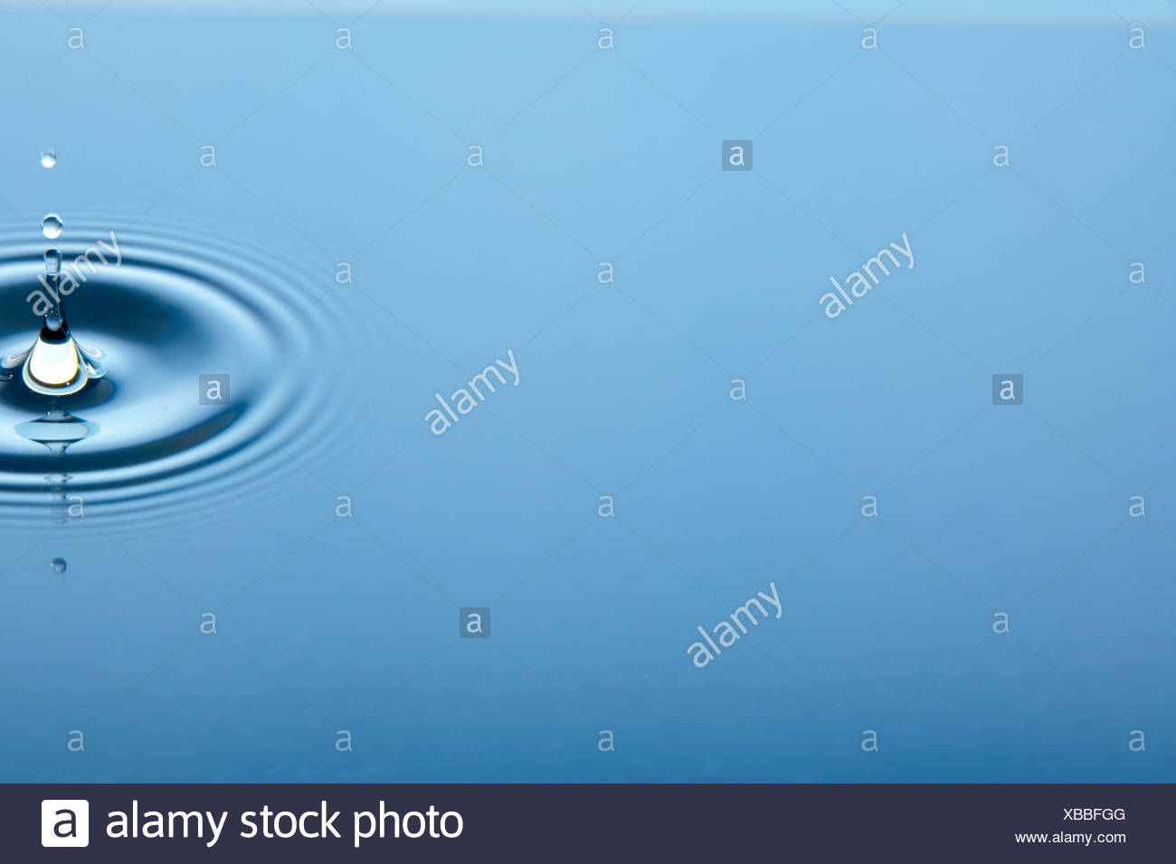 Cerchi concentrici che formano ancora in acqua Foto Stock