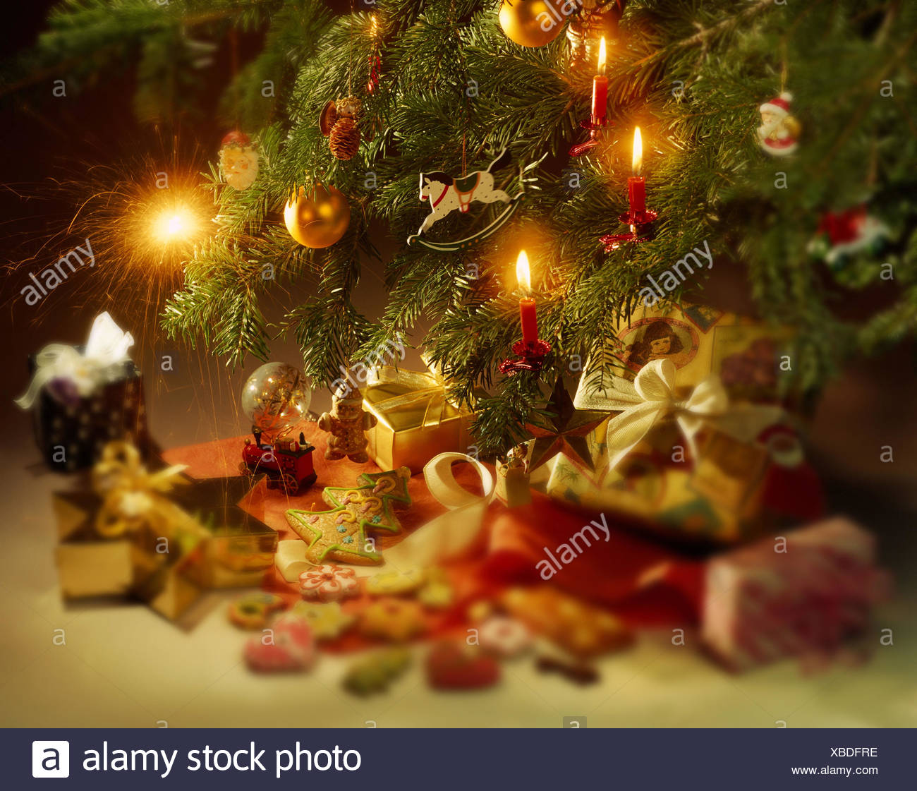 Albero Di Natale Yule.Albero Di Natale Dettaglio Presenta Biscotti Sfocatura Albero Di Natale Decorazioni Natalizie E Candele Le Candele
