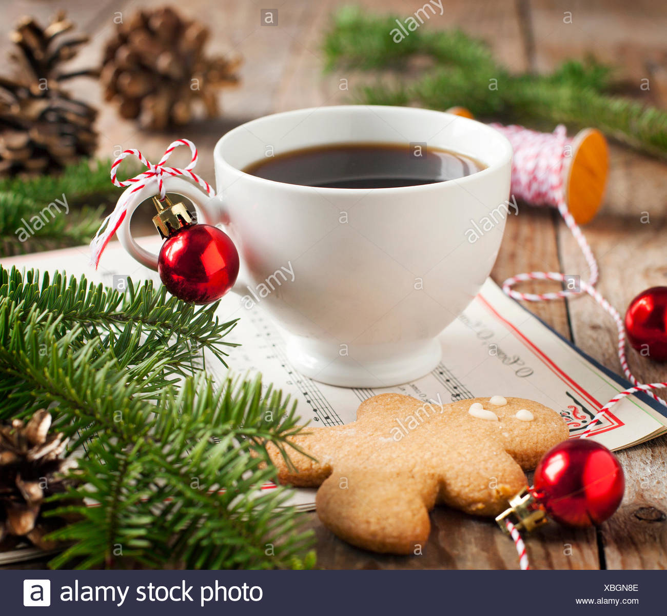 Tazze Di Natale.Tazza Di Caffe E Gingerbread Cookie Con Decorazioni Di Natale Foto Stock Alamy