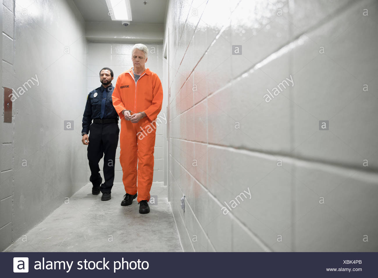 bali-prigioniero-a-piedi-in-tuta-arancio