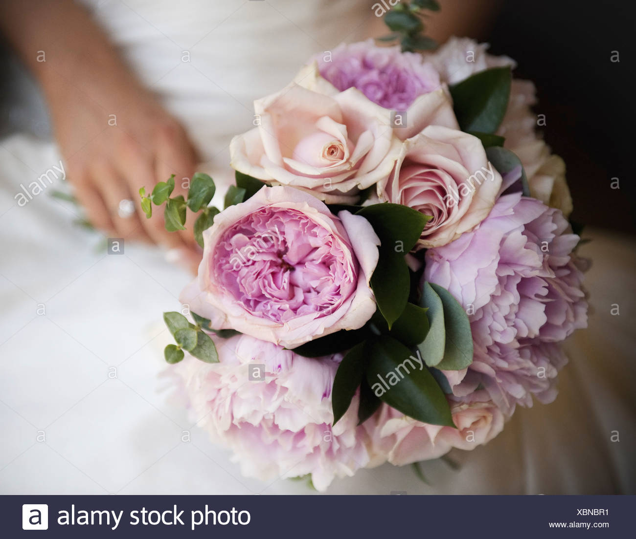 Una Sposa Tenendo Un Matrimonio Bouquet Di Rose E Peonie Rosa E Lavanda Fiori Colori Foto Stock Alamy