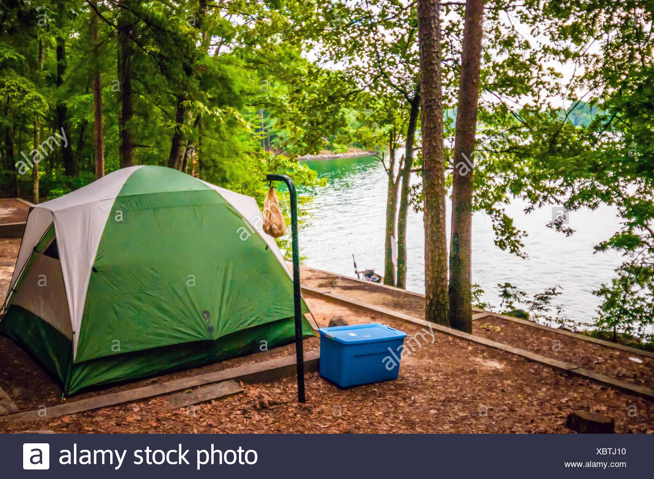 Tenda nella foresta sul campeggio in riva al lago Foto stock Tenda nella foresta sul campeggio in riva al lago Foto stock