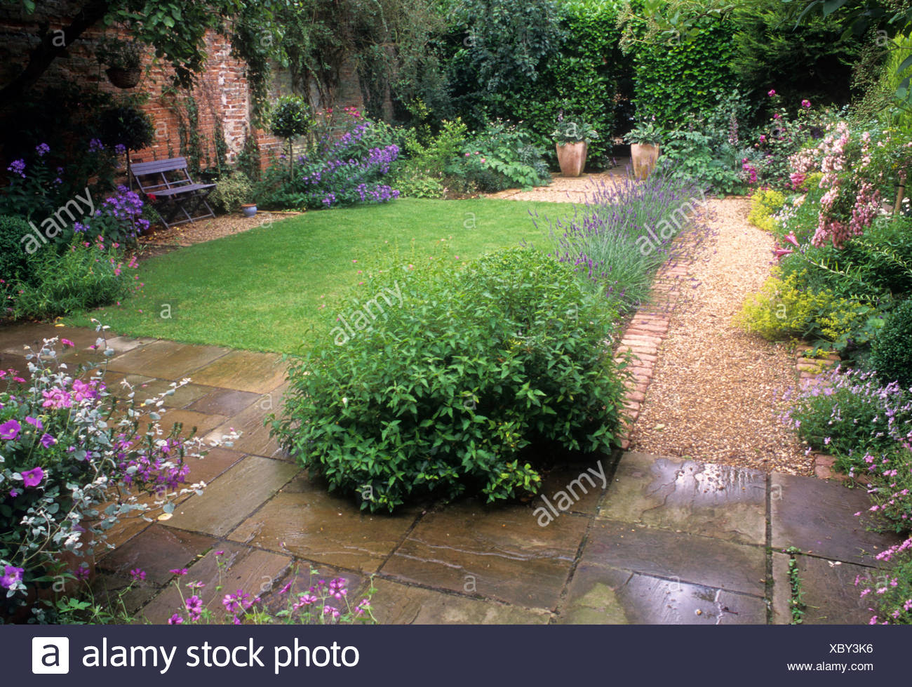Piccolo Giardino Sul Retro Di Pavimentazione Percorso Di Ghiaia Frontiere Prato Piante Fiori Disegni Foto Stock Alamy