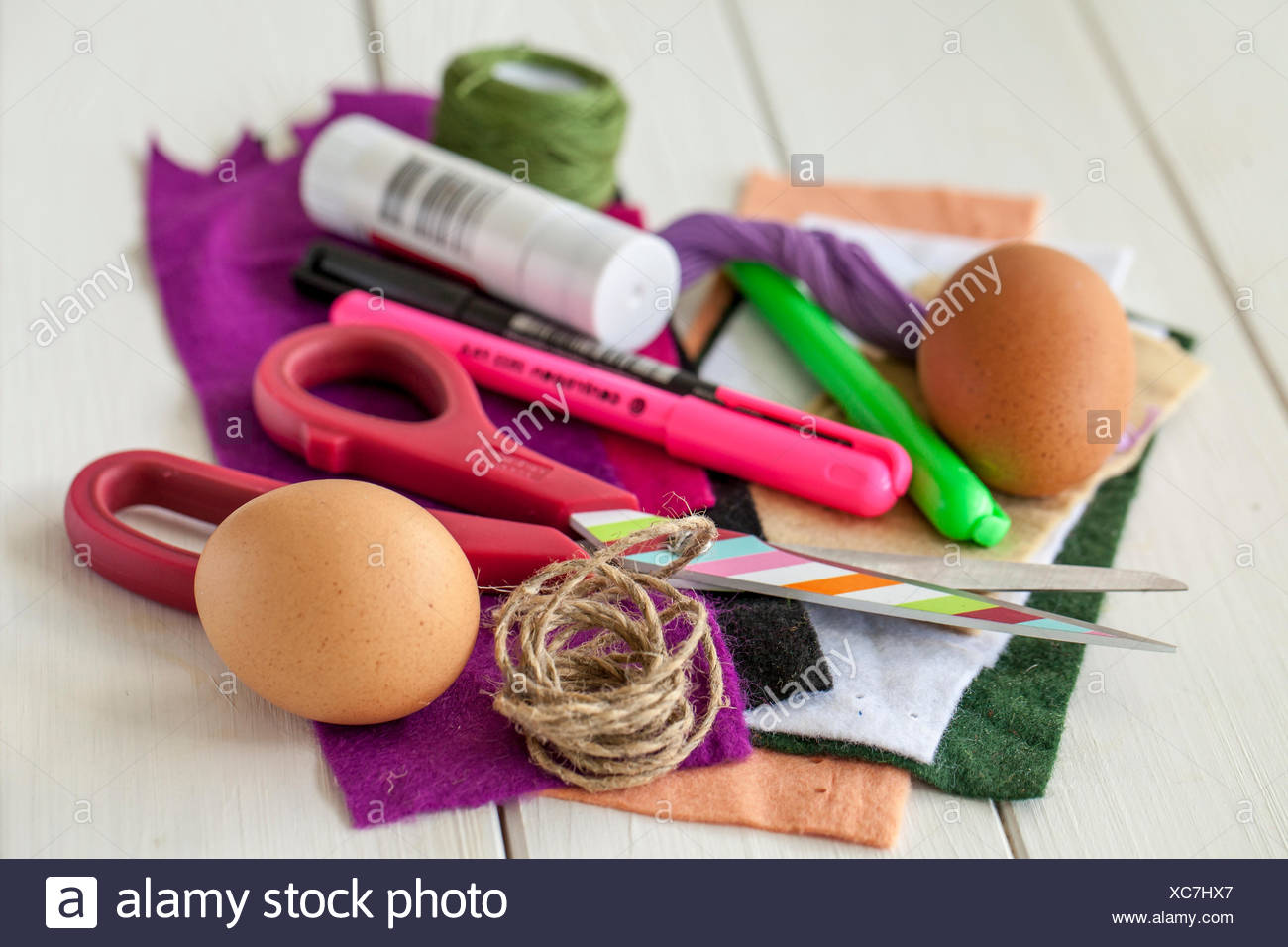 Materiale Feltro Colorato Colorato Di Stringa Uova Fix Colla Forbici Procedura Disegnare Un Semplice Progetto Di