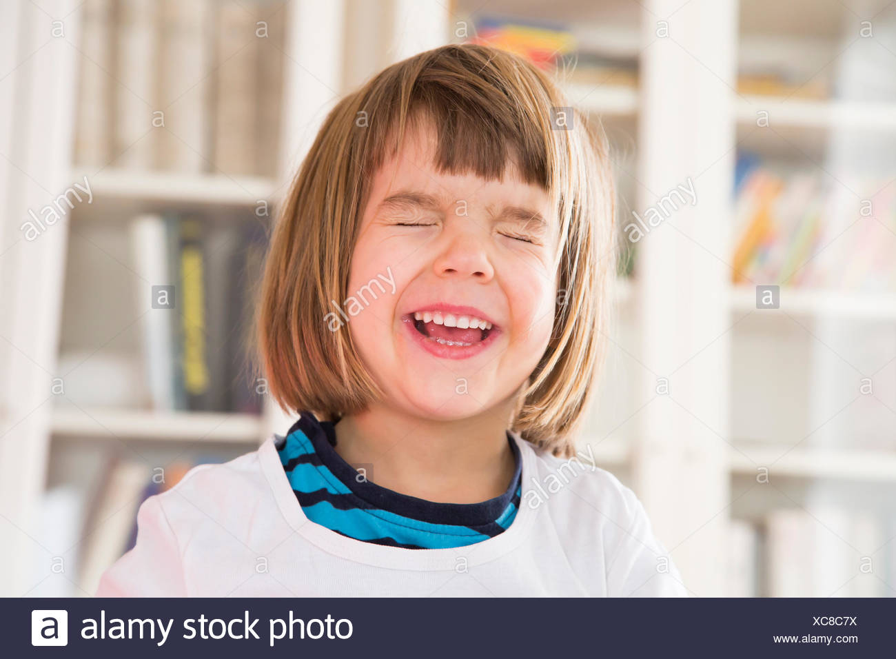 Ritratto Di Sorridente Bambina Con Gli Occhi Chiusi Foto Stock Alamy