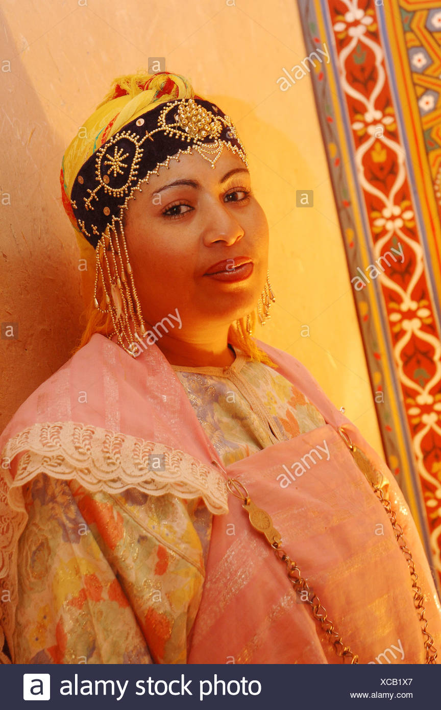 Berber Donna In Costume Tradizionale Ouarzazate Marocco Africa Foto Stock Alamy