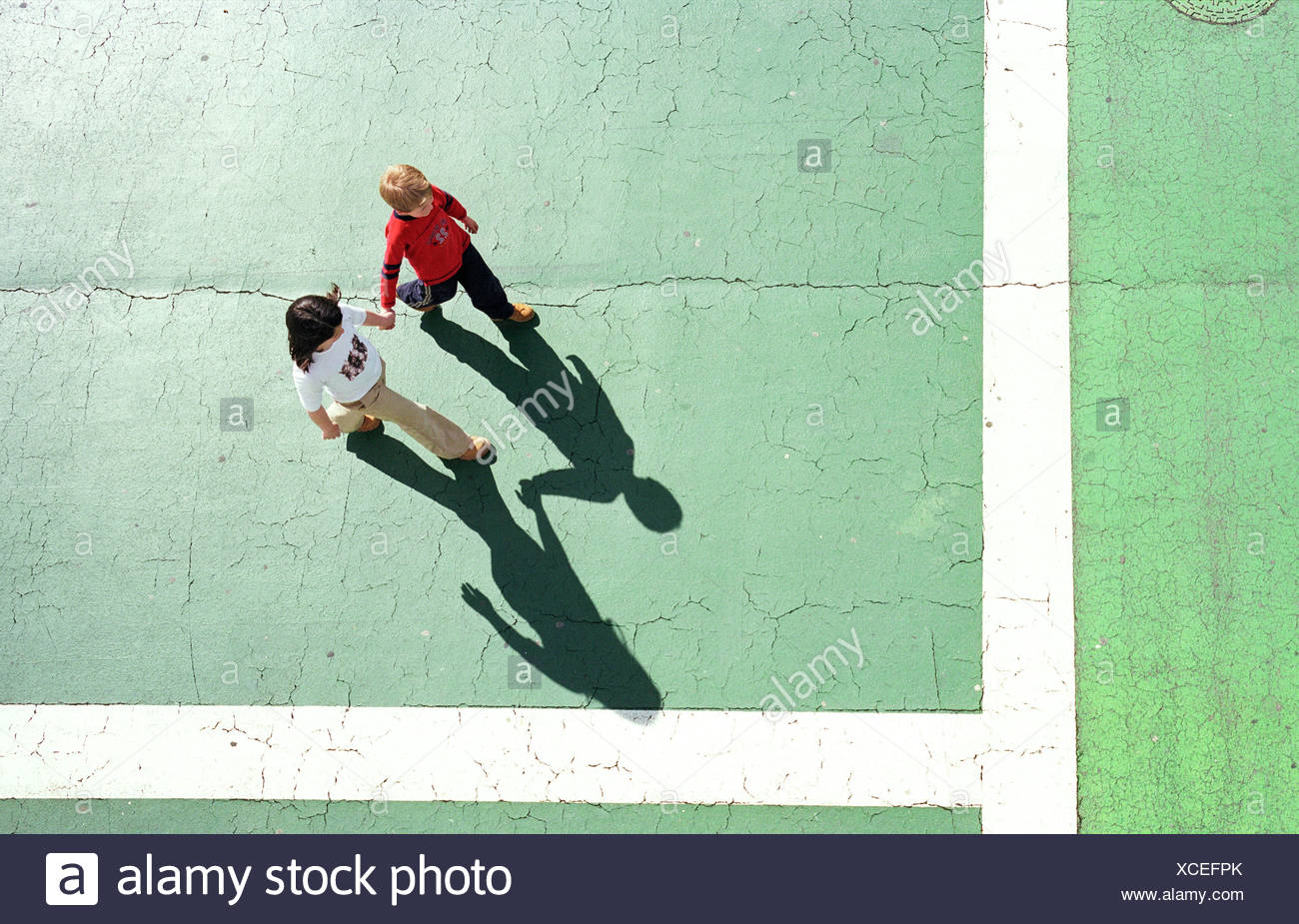 Hi angolo di fratello e sorella e passeggiate Foto Stock