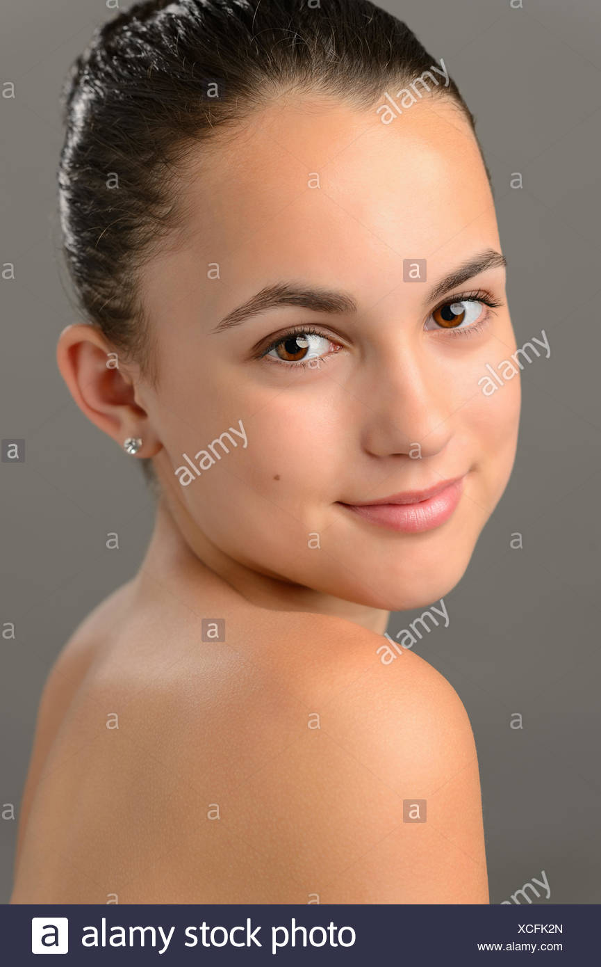 giovane ragazza nuda adolescente