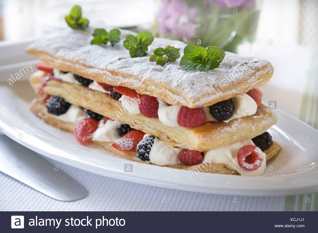 Strati Di Pasta Sfoglia Con Crema Chantilly E Freschi Frutti Di Bosco Estivi Foto Stock Alamy