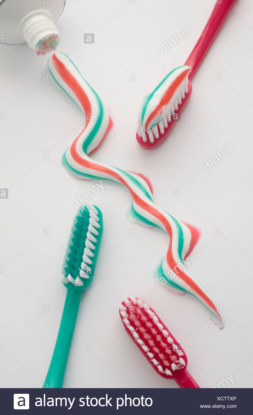 Un Tubo Di Dentifricio Bianco Verde E Rosso E Pasta Dentifricia Su Un Rosso E Uno
