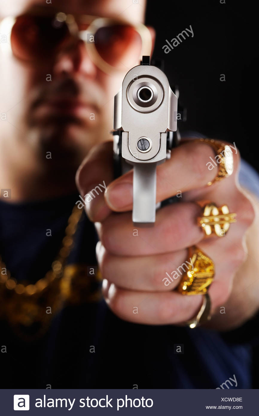 Uomo Con Pistola La Messa A Fuoco A Portata Di Mano Foto Stock Alamy