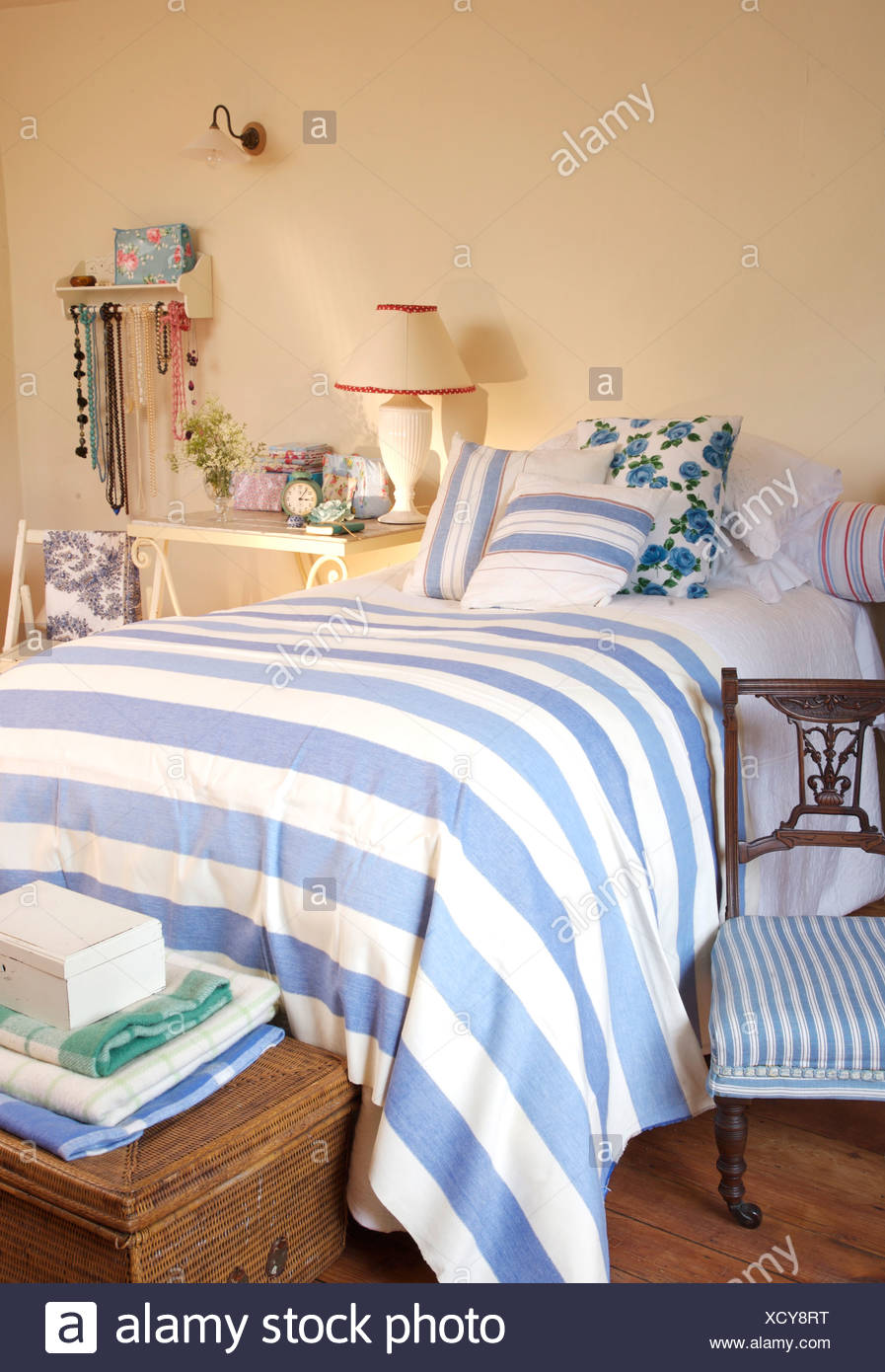 Grande Blu Bianca A Strisce Di Copertura Corrispondente E Cuscini Sul Letto Nella Camera Da Letto Del Paese Con Petto Di Pino E Sedia Antica Foto Stock Alamy