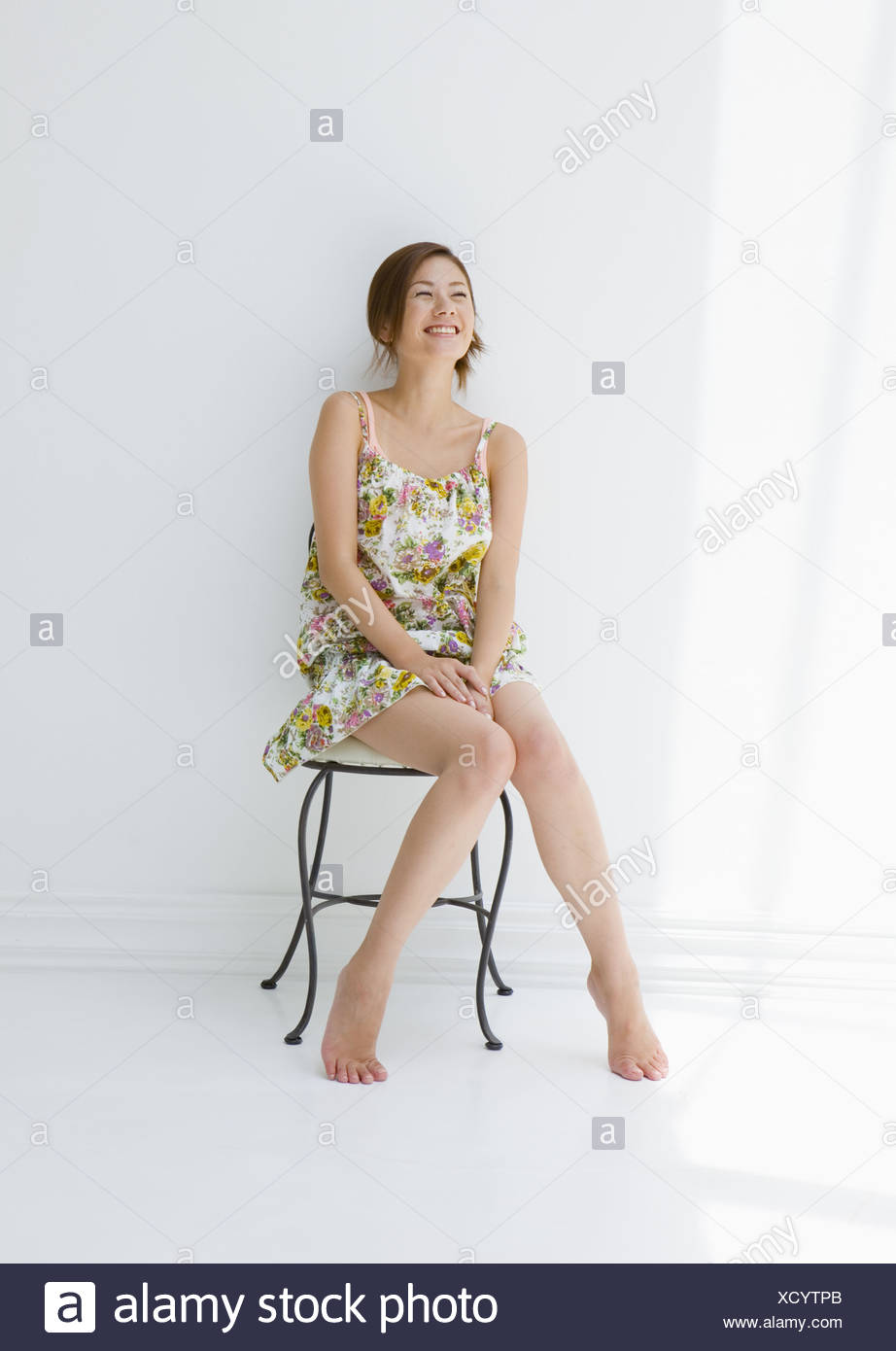 Giovane Donna Seduta In Poltrona Foto Stock Alamy