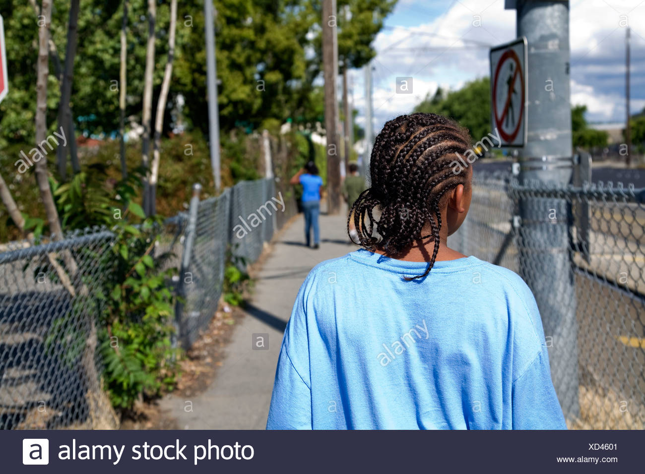 Selena Pina, una casa madre di quattro, fa una passeggiata nel pomeriggio con i suoi figli nel Sacramento, CA. Foto Stock