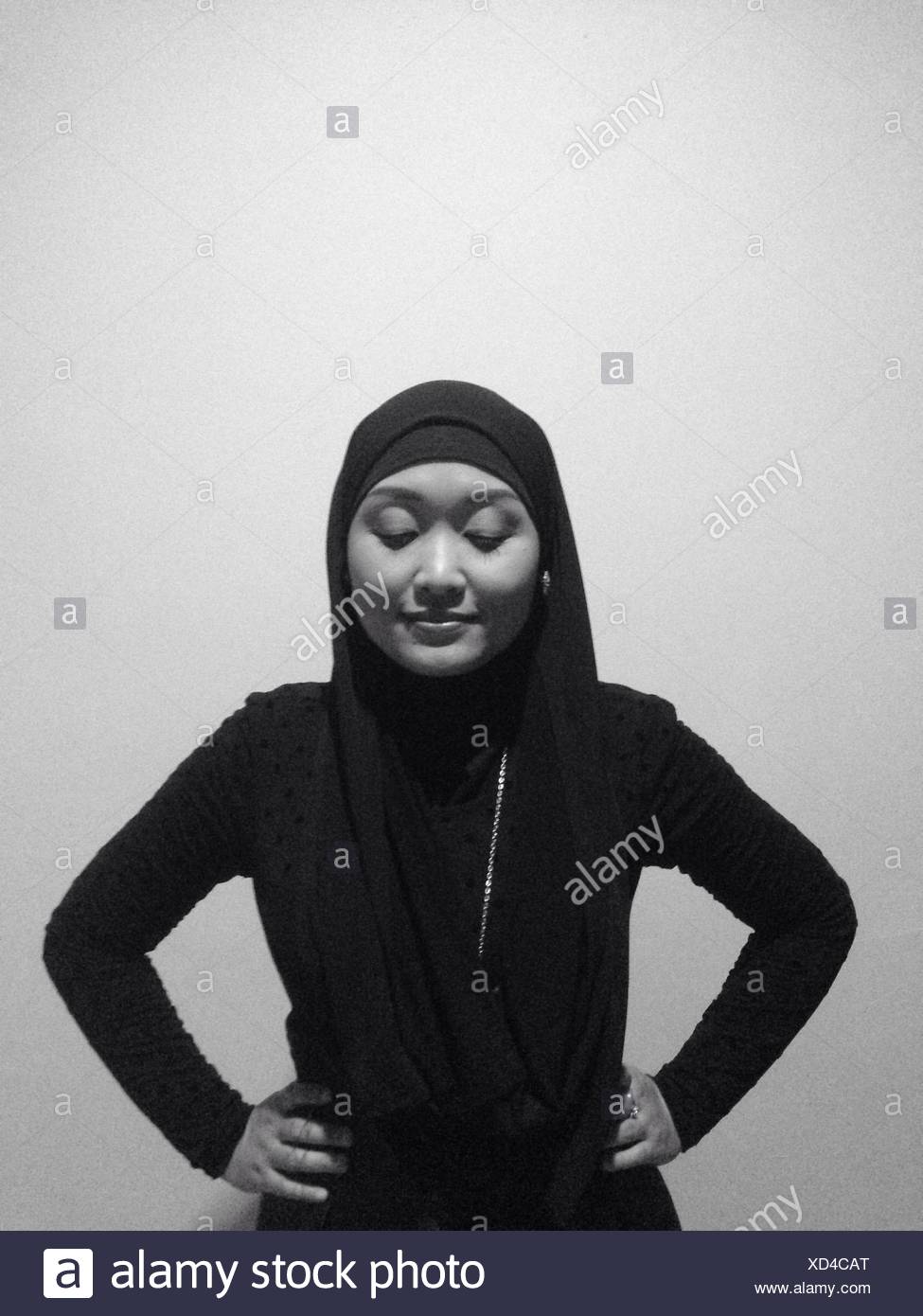 Stock Vestita Studio Immagine amp; Ritratto Nero Di Foto Donna Hijab faOaRzqU