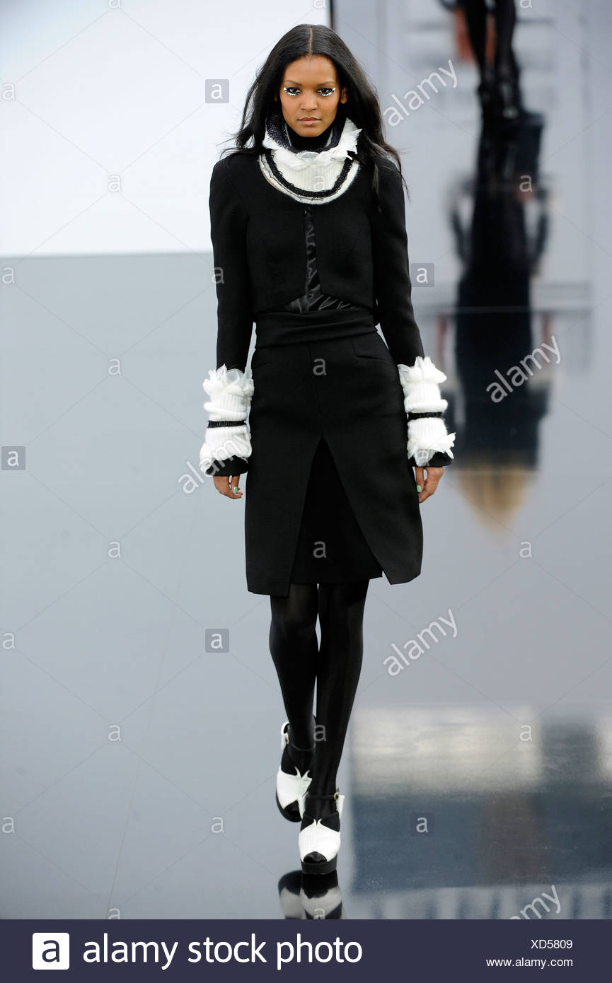 Chanel Paris pronto a indossare Autunno Inverno gonna nera tuta frilled  bianco collo bianco e manicotti frilled, collant nero, nero Foto stock -  Alamy