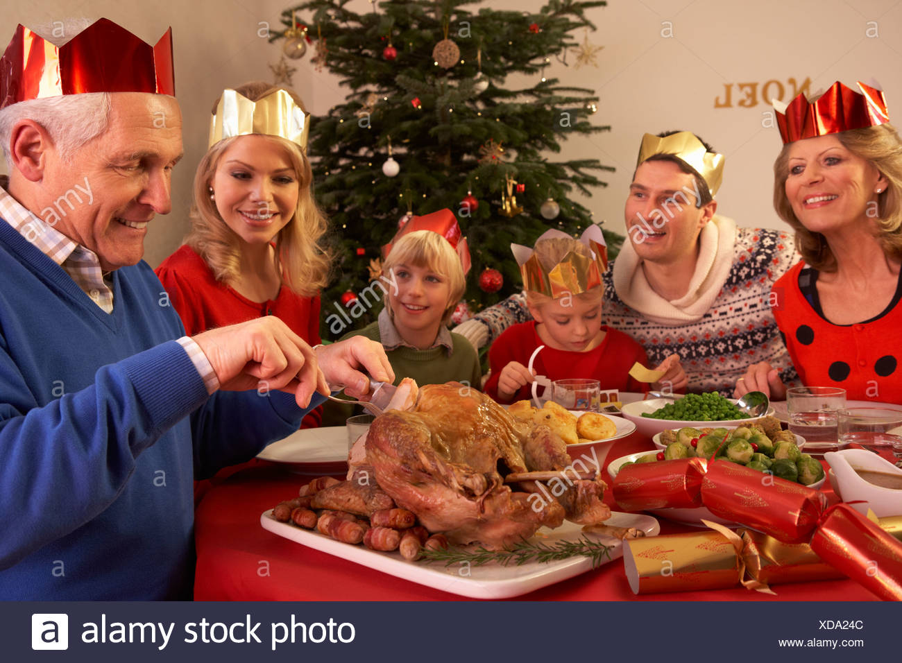 Foto Di Natale Famiglia.Tre Generazioni La Famiglia Godendo Il Pranzo Di Natale A Casa Foto Stock Alamy