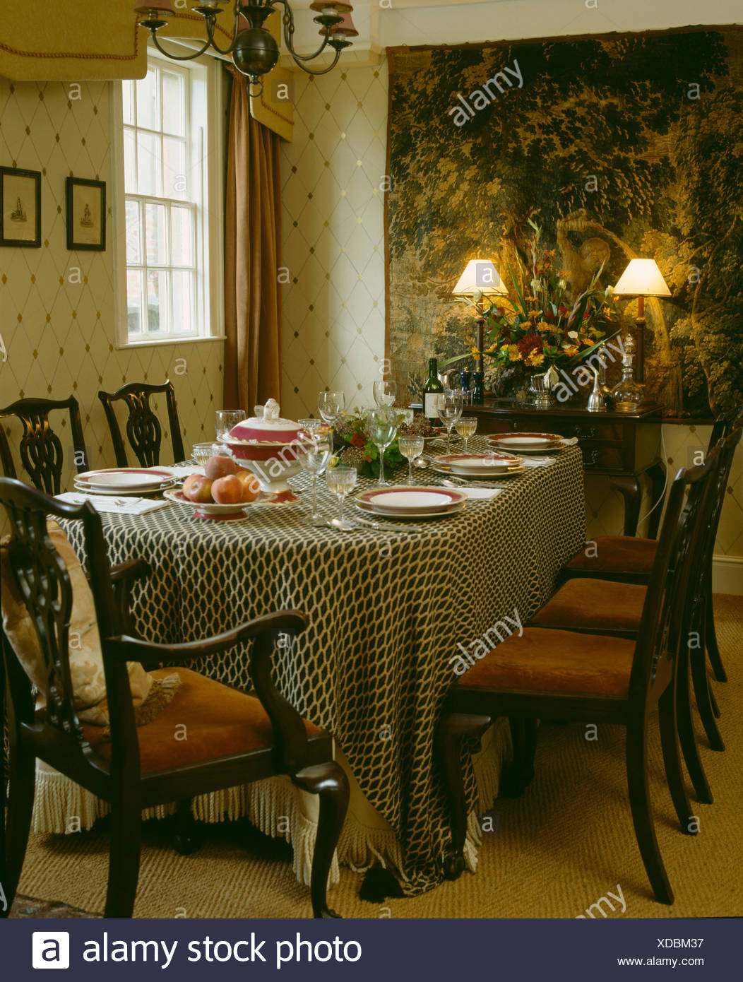 Tessuti Per Sedie Antiche.Sedie Antiche A Tavola Con Panno Modellato Nel Paese Sala Da Pranzo Con Tappezzeria Sulla Parete Sopra Le Lampade Illuminate Sulla Sponda Foto Stock Alamy