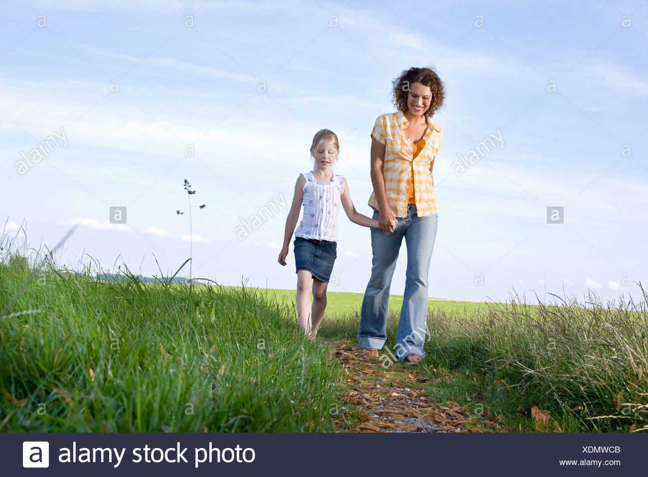 Giovane Madre E Figlia Camminando Mano Nella Mano Sul Percorso In Campagna Foto Stock Alamy