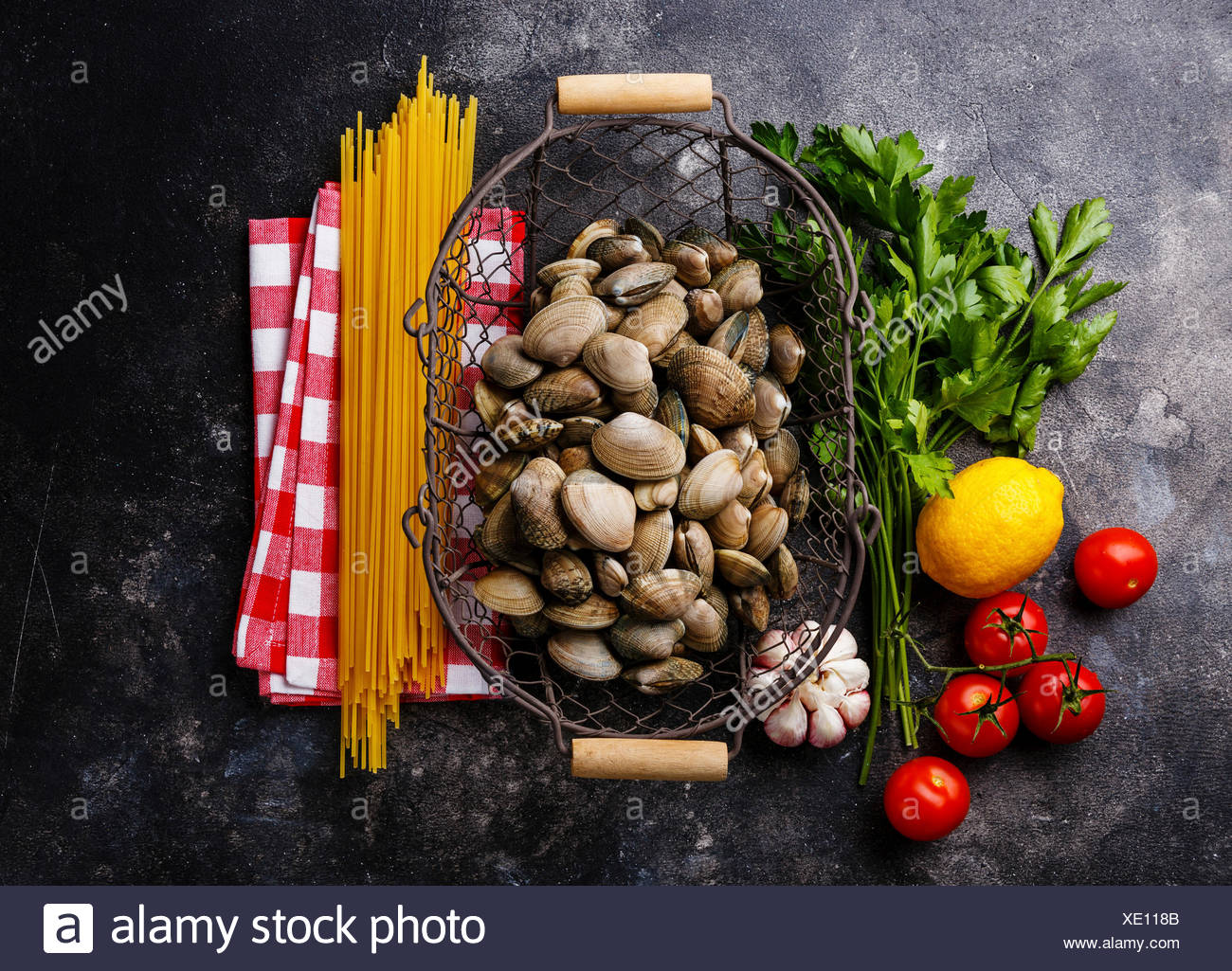 Cibo Crudo Ingredienti Per Cucinare Gli Spaghetti Alle Vongole Su Sfondo Scuro Foto Stock Alamy