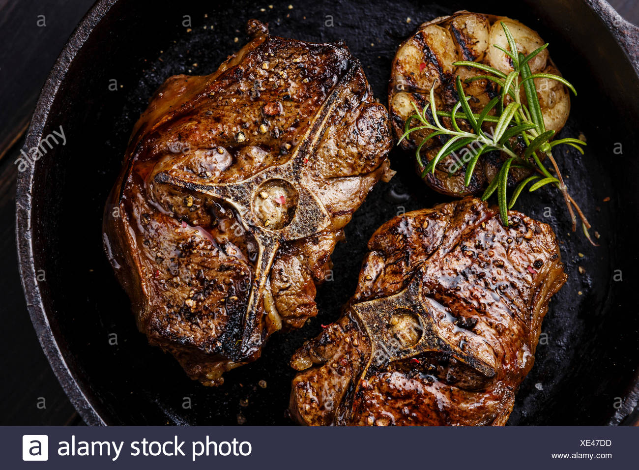Agnello Arrosto Lombatine Con Rosmarino E Aglio In Padella Di Ferro Foto Stock Alamy
