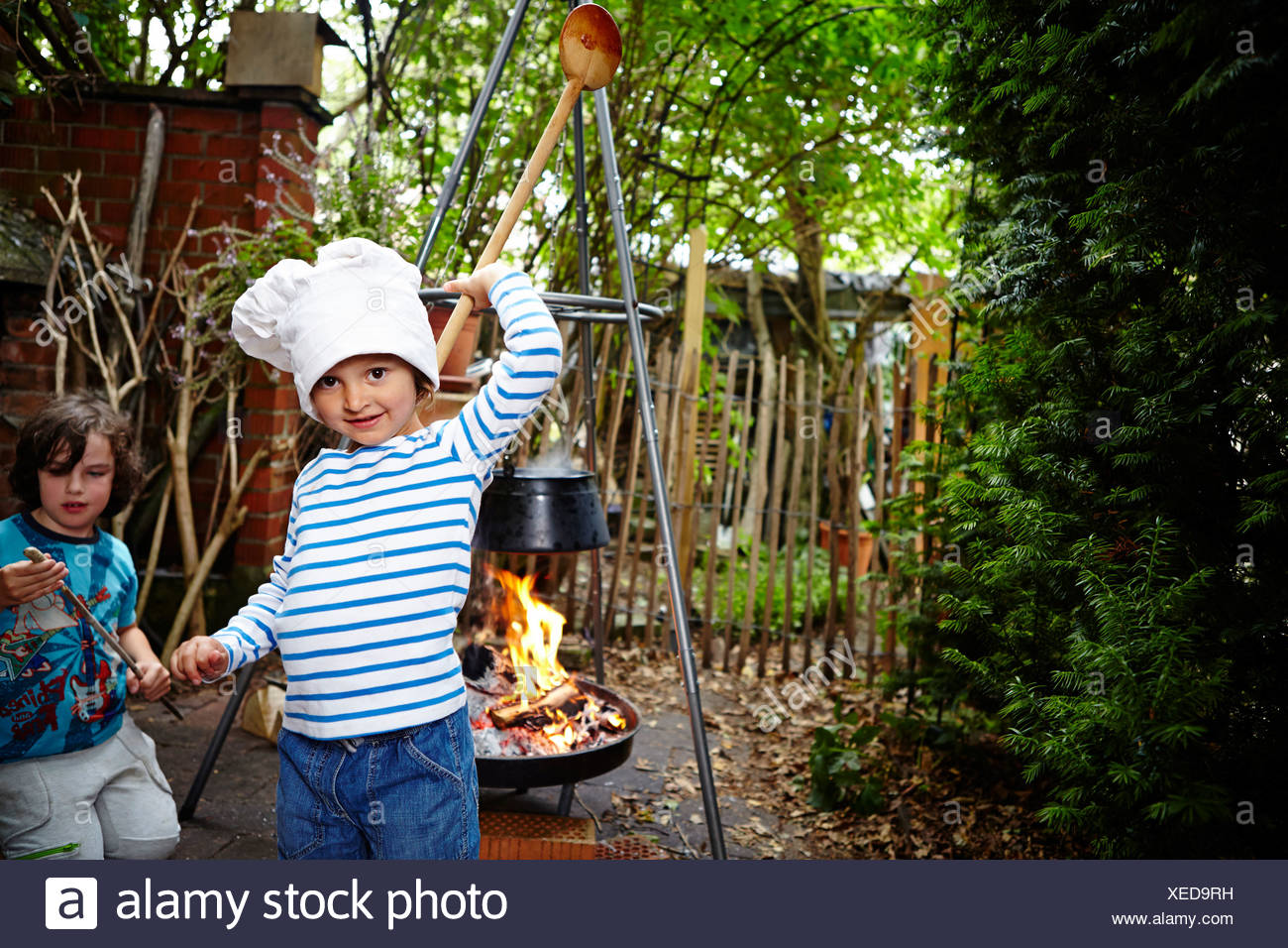 Bambina indossa Chef Hat Foto Stock
