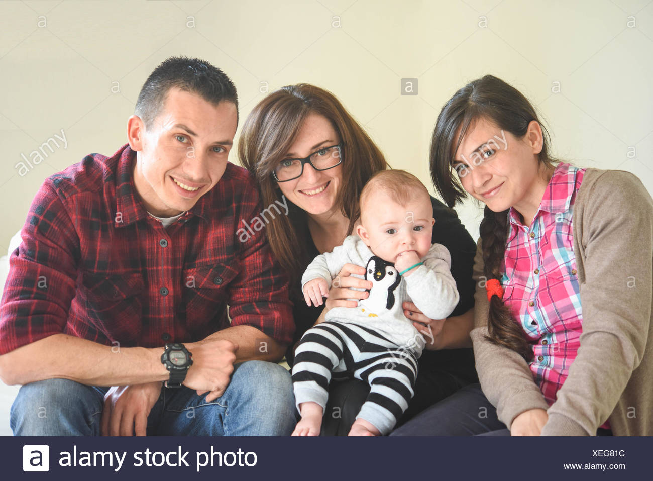 Felice ritratto di due donne e un uomo e un bambino Foto stock - Alamy