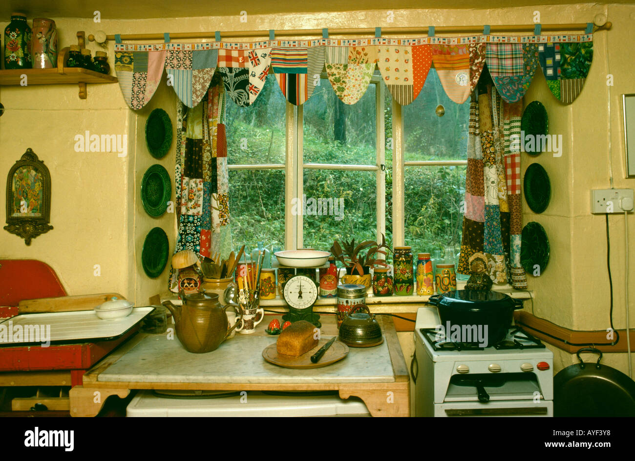 Close Up De Setenta Janela Cozinha Com Patchwork Cortinas E Bunting Close Up De Setenta Janela Cozinha Com Patchwork Cortinas E Bunting