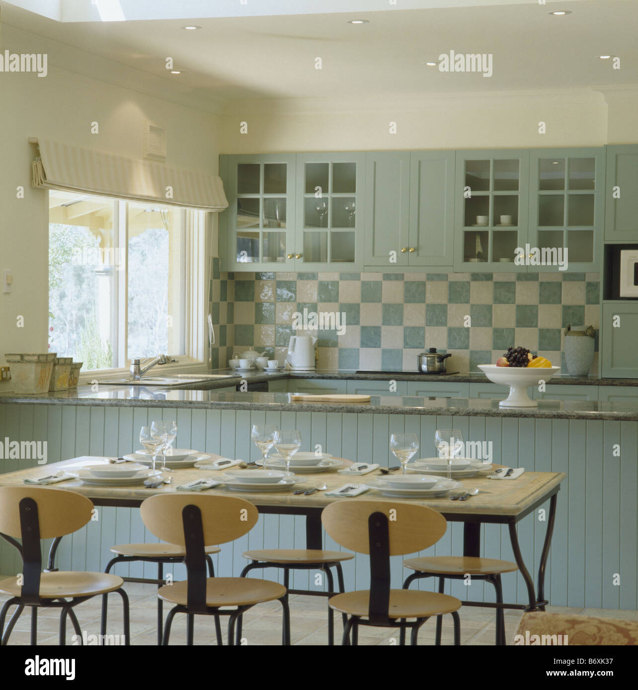 Mesa Moderna E Cadeiras Na Sala De Jantar Da Cozinha Tradicional Com Mesa Moderna E Cadeiras Na Sala De Jantar Da Cozinha Tradicional Com