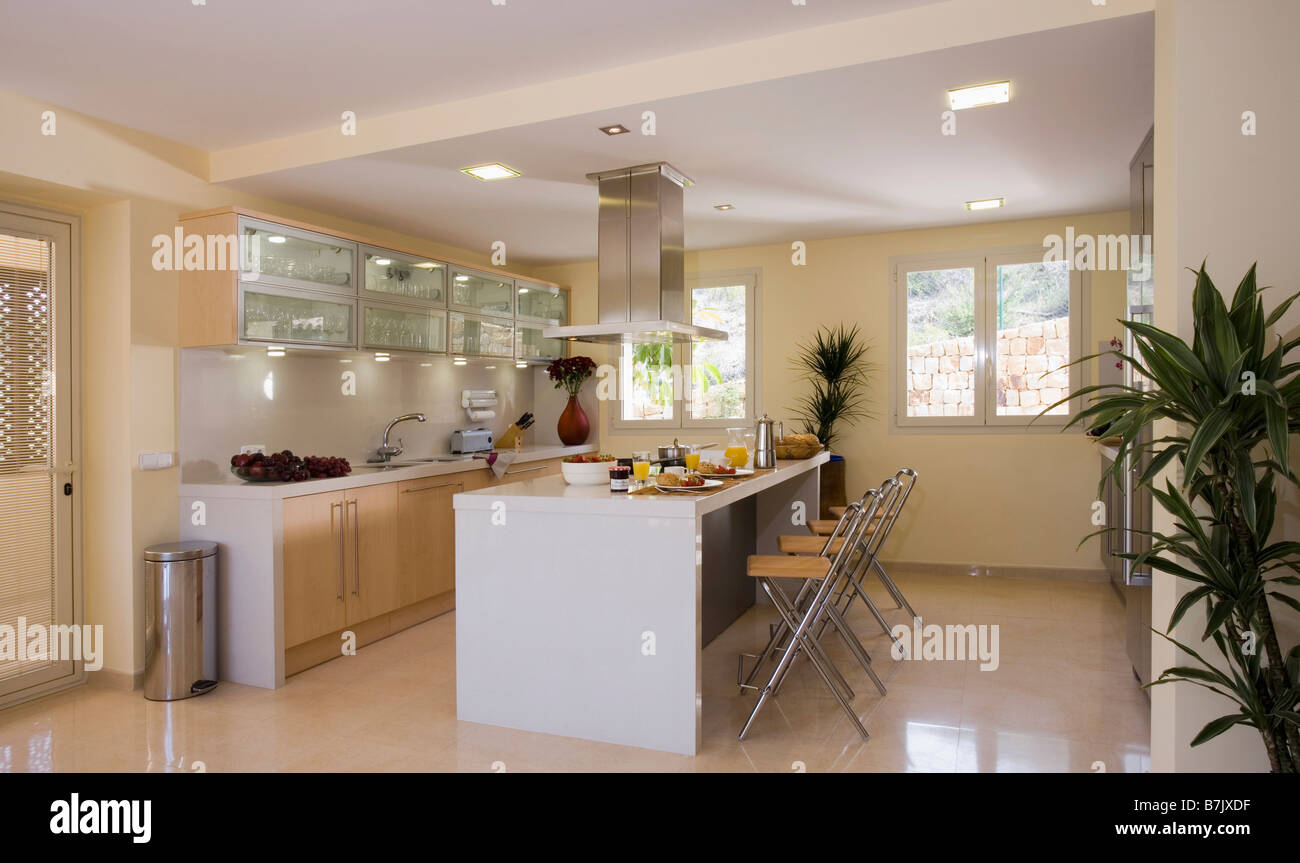 Piso De M Rmore Na Cozinha Moderna Com Arm Rios De Parede Iluminado Piso De M Rmore Na Cozinha Moderna Com Arm Rios De Parede Iluminado