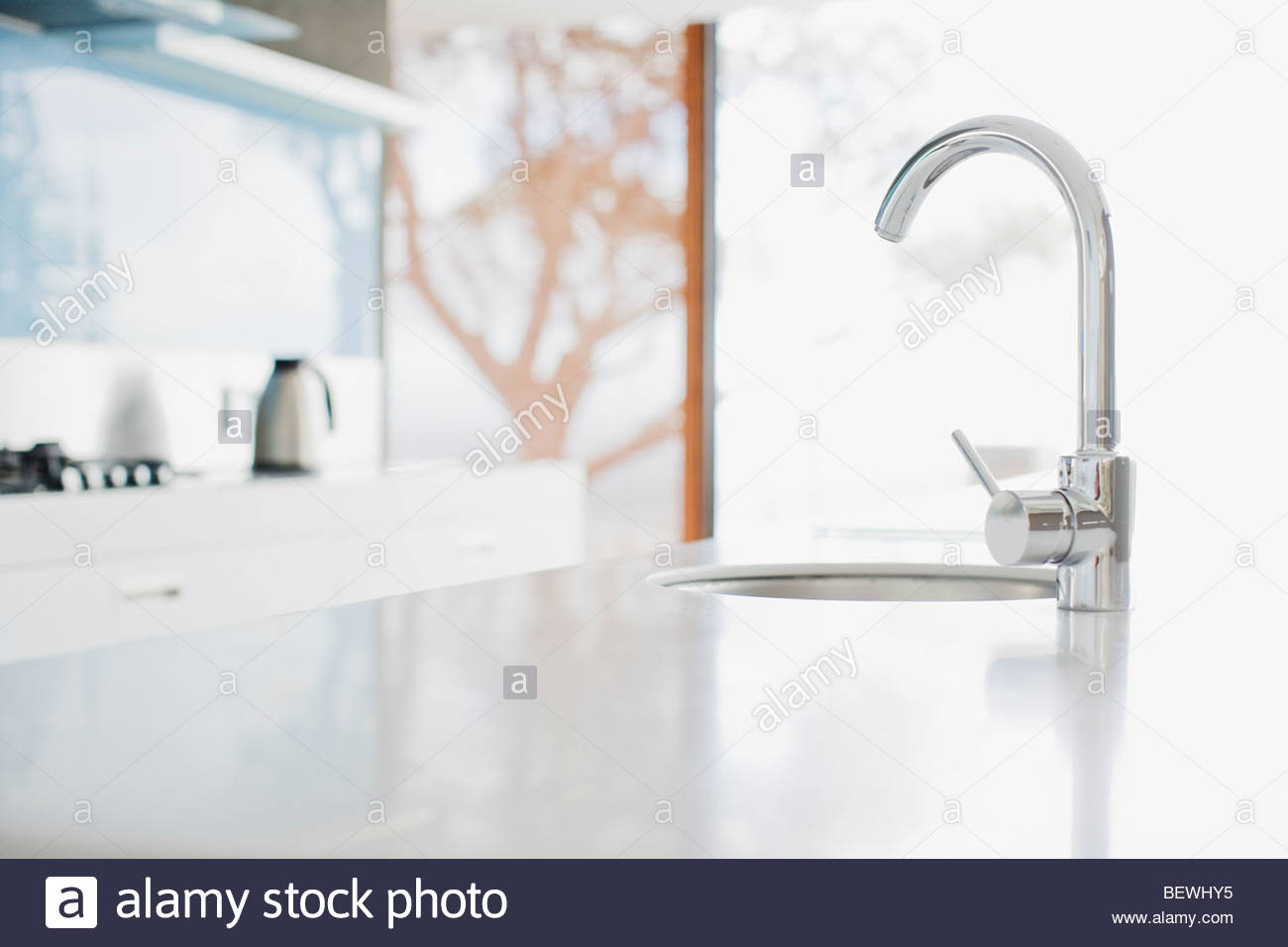 Feche A Torneira De Cozinha Moderna E Dissipador De Calor Foto Feche A Torneira De Cozinha Moderna E Dissipador De Calor Foto