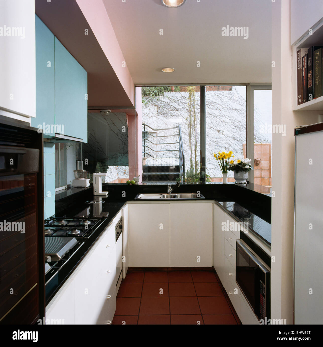 Bancadas De Preto Na Cozinha Moderna Com Cor Azul E Branco Montado Bancadas De Preto Na Cozinha Moderna Com Cor Azul E Branco Montado