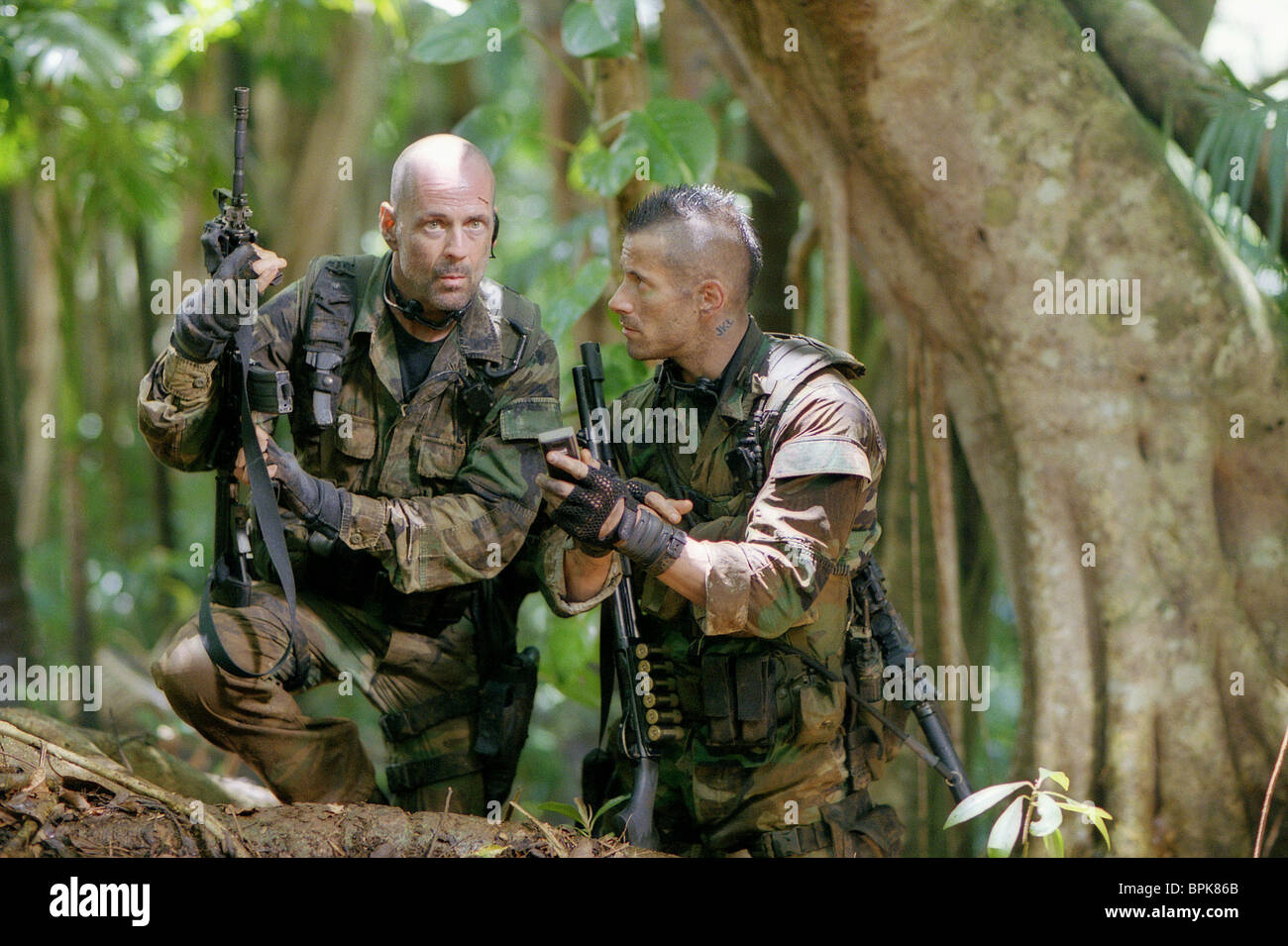 BRUCE WILLIS & Johnny Messner lágrimas DO SOL (2003 Foto, Imagem de