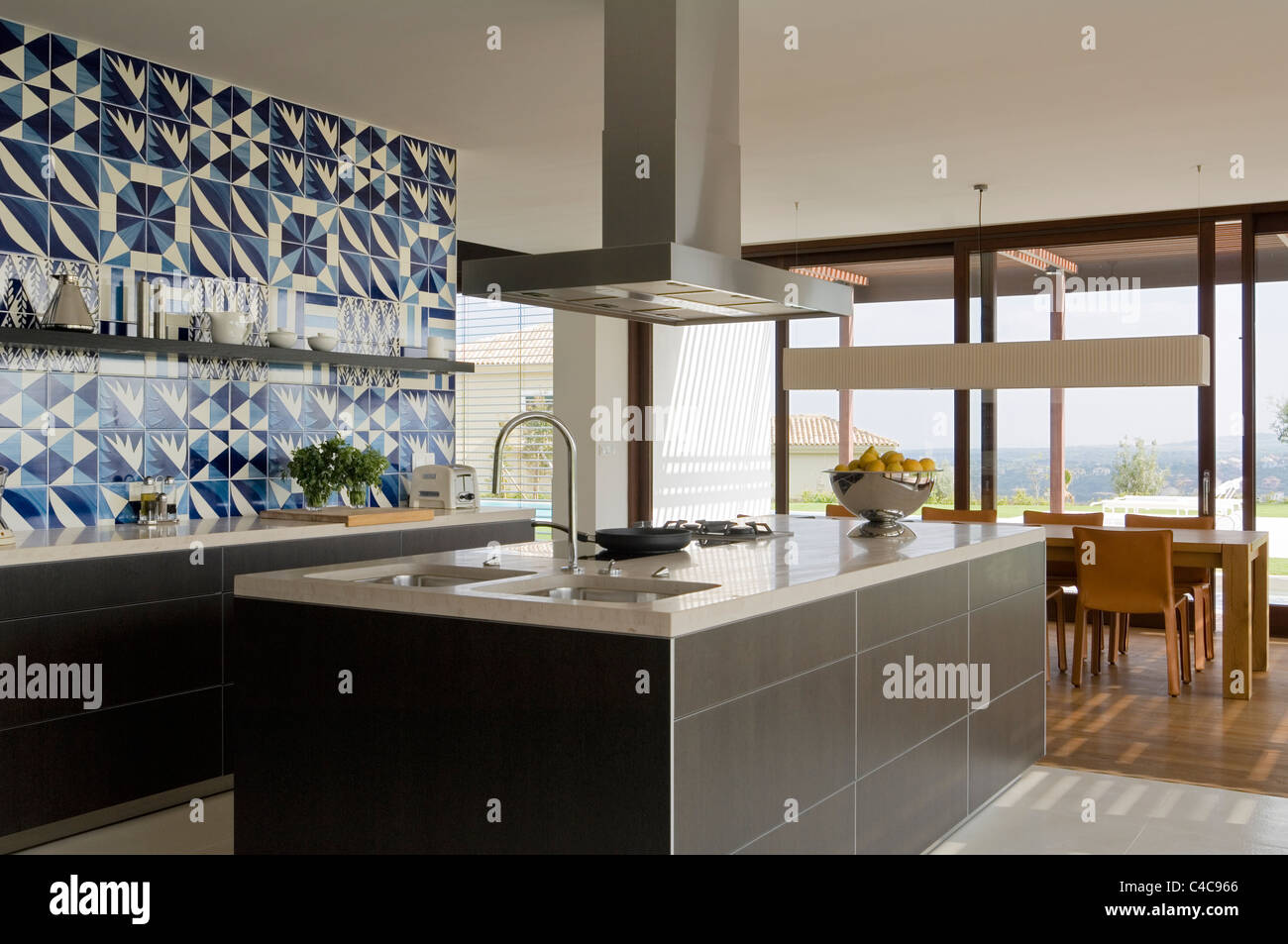 Vista Em Toda A Cozinha Moderna Bulthaup Com Bancada Em Pedra Bihara Vista Em Toda A Cozinha Moderna Bulthaup Com Bancada Em Pedra Bihara